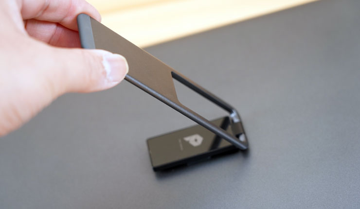 支架可以向上展開，並自由調整不同角度。