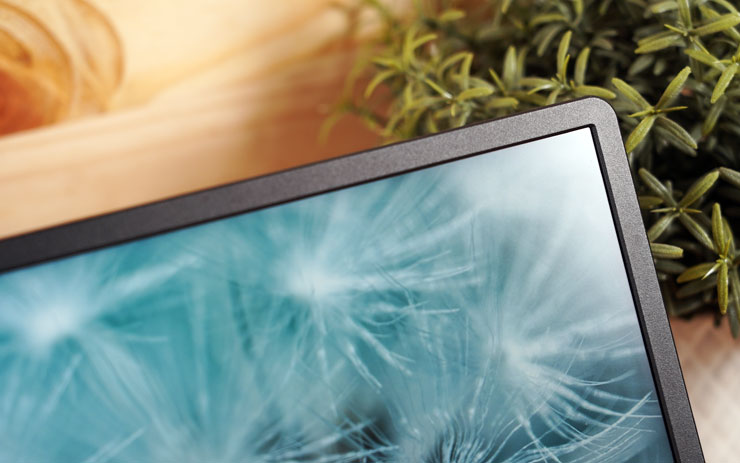 稍微讓 PRO MP161 的面板直射燈光，也能發現到螢幕表層的防眩光處理發揮了作用，避免較強烈的反光影響視覺效果。