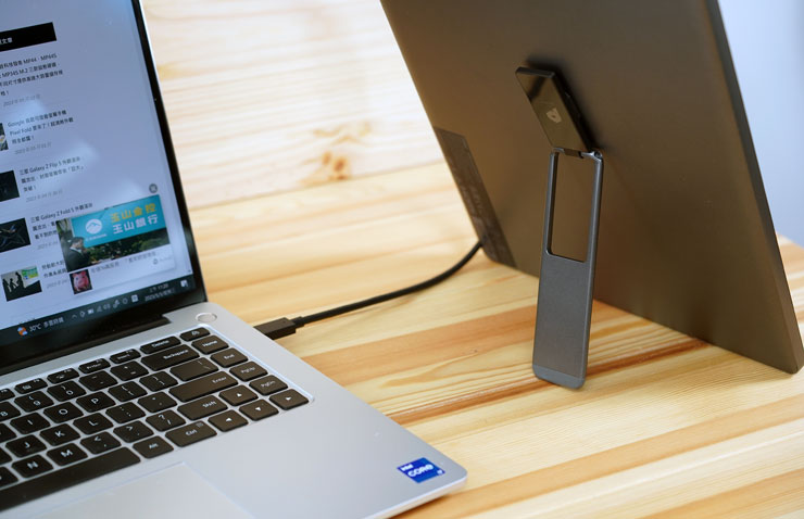 PRO MP161 的支架可旋轉為適合縱向顯示的角度，當然在系統中的顯示設定也要改為「直向（翻轉）」。