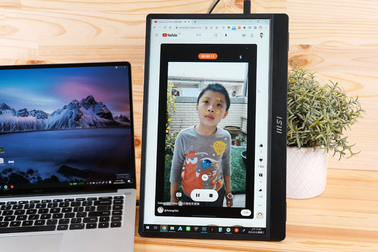 PRO MP161 可以轉為縱向顯示的特性，也能夠應用在愈來愈流行的「縱向短影音」的應用上，可以滿版播放的效果就像是把手機畫面直接放大一樣呢！