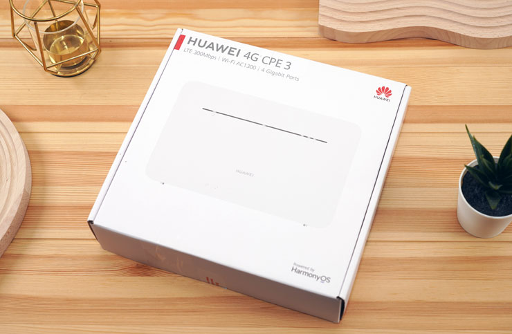 HUAWEI 4G CPE 3 無線路由器開箱實測:安裝簡易省時,多設備穩定連結~一次滿足室內長時連網、露營出遊多人共享需求! - 阿祥的網路筆記本 HUAWEI 4G CPE 3 的外盒包裝為純白色,正面可以看到產品本體的照片。