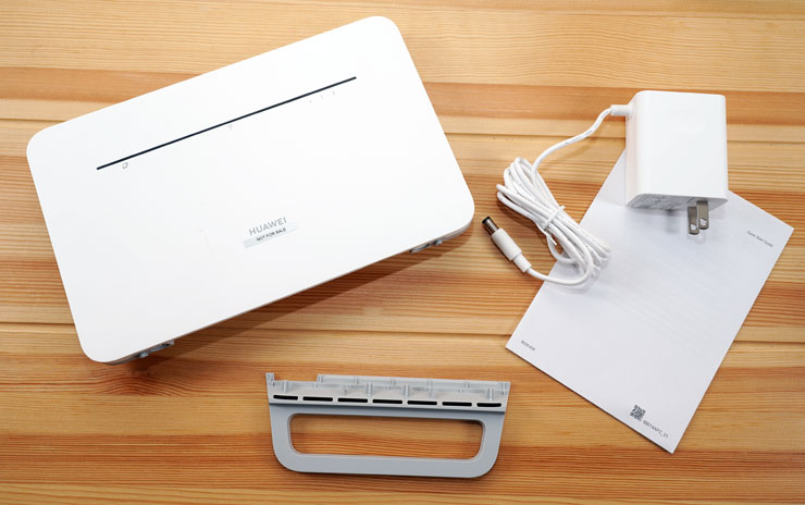 HUAWEI 4G CPE 3 無線路由器開箱實測:安裝簡易省時,多設備穩定連結~一次滿足室內長時連網、露營出遊多人共享需求! - 阿祥的網路筆記本 盒內物品一覽,包括 HUAWEI 4G CPE 3 主機本體、底座支架、供電器與說明書。