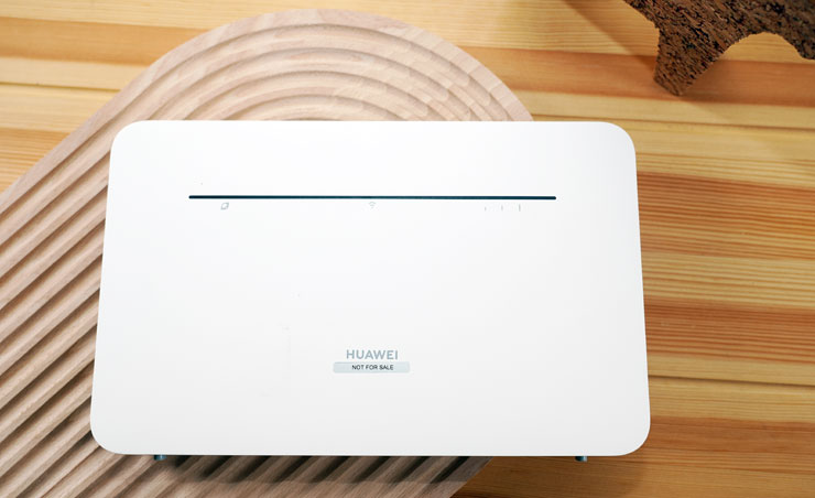 HUAWEI 4G CPE 3 無線路由器開箱實測:安裝簡易省時,多設備穩定連結~一次滿足室內長時連網、露營出遊多人共享需求! - 阿祥的網路筆記本 主機本體為扁平設計,白色機身看起來十分乾淨,偏上方有一道貫穿式的燈號,中間下方則有 HUAWEI LOGO 與產品型號。