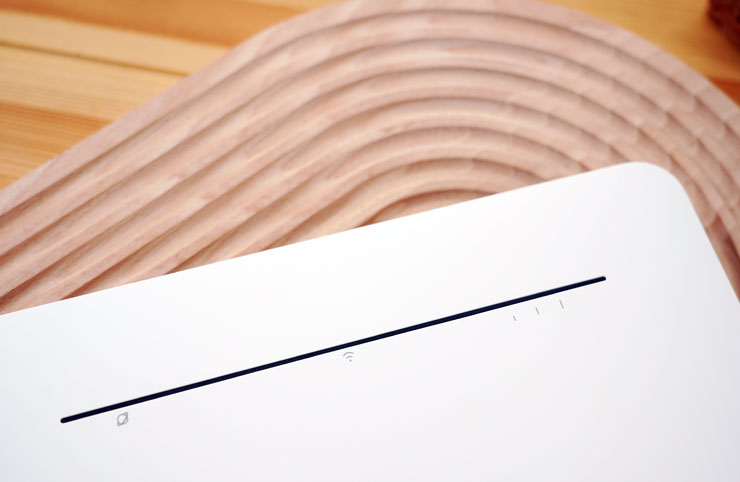 HUAWEI 4G CPE 3 無線路由器開箱實測:安裝簡易省時,多設備穩定連結~一次滿足室內長時連網、露營出遊多人共享需求! - 阿祥的網路筆記本 燈號設計十分簡約,就是一條直線,整合了網路、無線訊號…等資訊的燈號顯示。