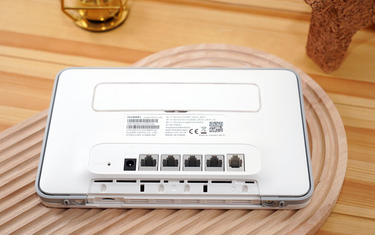 HUAWEI 4G CPE 3 無線路由器開箱實測:安裝簡易省時,多設備穩定連結~一次滿足室內長時連網、露營出遊多人共享需求! - 阿祥的網路筆記本 機身背面可看到包括 I/O 埠與上方的擴充區塊,中間則有產品的序號標籤。