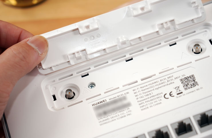 HUAWEI 4G CPE 3 無線路由器開箱實測:安裝簡易省時,多設備穩定連結~一次滿足室內長時連網、露營出遊多人共享需求! - 阿祥的網路筆記本 上方的擴充區塊打開外殼,可以看到裡面保留了外接天線的介面,但實際上 HUAWEI 4G CPE 3 雖為隱藏式天線設計,但收訊表現相當不錯,基本上使用是不用另接天線的。