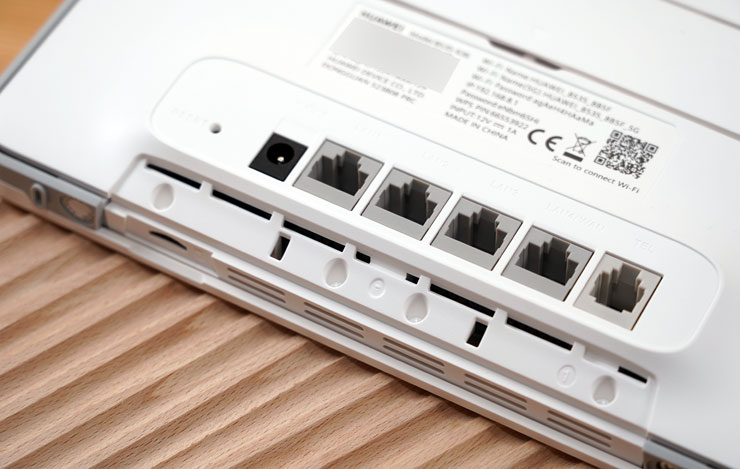 HUAWEI 4G CPE 3 無線路由器開箱實測:安裝簡易省時,多設備穩定連結~一次滿足室內長時連網、露營出遊多人共享需求! - 阿祥的網路筆記本 下方的 I/O 埠可以看到重置孔、電源接口、四組乙太網路埠(一組 WAN / LAN 埠、三組 LAN 埠),另外很特別的是還設計了一個可連結一般家用電話聽筒的接口,能讓我們接聽內置門號的電話。