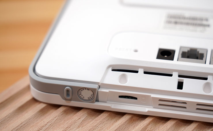 HUAWEI 4G CPE 3 無線路由器開箱實測:安裝簡易省時,多設備穩定連結~一次滿足室內長時連網、露營出遊多人共享需求! - 阿祥的網路筆記本 HUAWEI 4G CPE 3 可支援 nano SIM 卡,可由機身底面的插槽安裝。