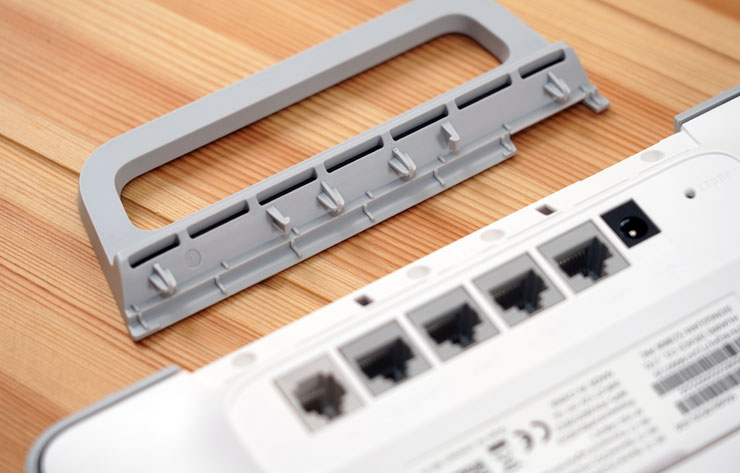 HUAWEI 4G CPE 3 無線路由器開箱實測:安裝簡易省時,多設備穩定連結~一次滿足室內長時連網、露營出遊多人共享需求! - 阿祥的網路筆記本 底座支架對應機身上的接口插入後即完成安裝。