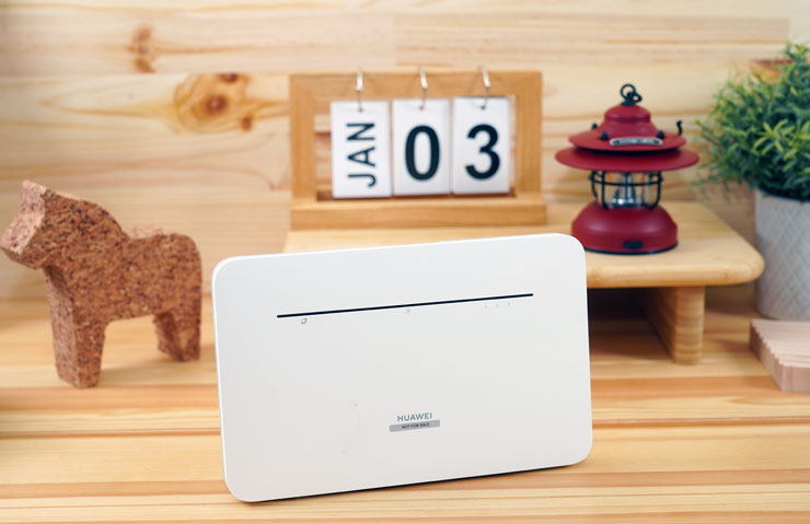 HUAWEI 4G CPE 3 無線路由器開箱實測:安裝簡易省時,多設備穩定連結~一次滿足室內長時連網、露營出遊多人共享需求! - 阿祥的網路筆記本 HUAWEI 4G CPE 3 安裝好支架後站立的正面樣子。