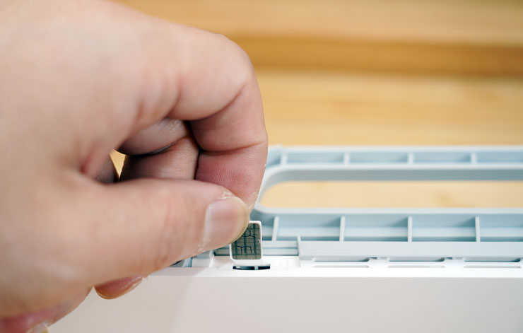 HUAWEI 4G CPE 3 無線路由器開箱實測:安裝簡易省時,多設備穩定連結~一次滿足室內長時連網、露營出遊多人共享需求! - 阿祥的網路筆記本 別忘了,使用 HUAWEI 4G CPE 3 上網前要記得插入 SIM 卡喲!