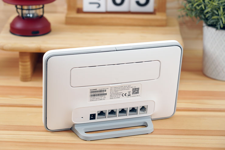 HUAWEI 4G CPE 3 無線路由器開箱實測:安裝簡易省時,多設備穩定連結~一次滿足室內長時連網、露營出遊多人共享需求! - 阿祥的網路筆記本 HUAWEI 4G CPE 3 站立時背面的樣子。