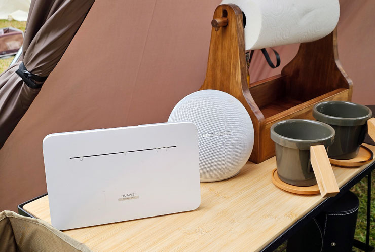 HUAWEI 4G CPE 3 無線路由器開箱實測:安裝簡易省時,多設備穩定連結~一次滿足室內長時連網、露營出遊多人共享需求! - 阿祥的網路筆記本 也因為 HUAWEI 4G CPE 3 十分輕薄,露營時帶出去完全沒有任何負擔,在荒郊野外接上電源開機就能享受優質的網路品質。