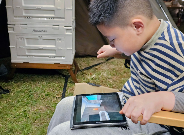 HUAWEI 4G CPE 3 無線路由器開箱實測:安裝簡易省時,多設備穩定連結~一次滿足室內長時連網、露營出遊多人共享需求! - 阿祥的網路筆記本 兒子坐在帳篷裡使用平板看影片,就不用再開手機熱點了。