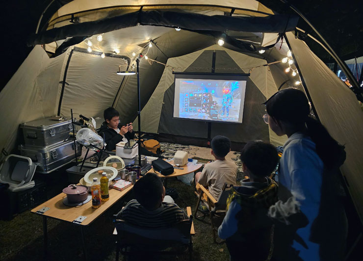 HUAWEI 4G CPE 3 無線路由器開箱實測:安裝簡易省時,多設備穩定連結~一次滿足室內長時連網、露營出遊多人共享需求! - 阿祥的網路筆記本 晚上大家聚在一起用投影機看串流平台影音、使用遊樂器連網打電動也都很方便。