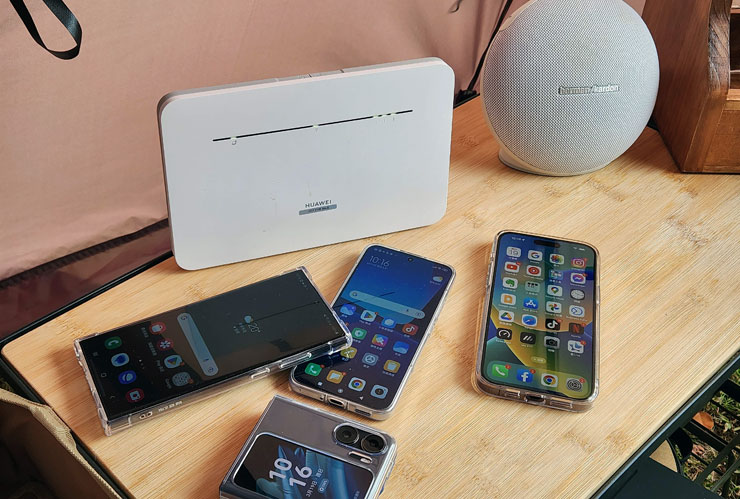 HUAWEI 4G CPE 3 無線路由器開箱實測:安裝簡易省時,多設備穩定連結~一次滿足室內長時連網、露營出遊多人共享需求! - 阿祥的網路筆記本 HUAWEI 4G CPE 3 無線路由器本身設計夠纖薄、夠輕巧,因此也有著便攜的特性,像是阿祥去露營時就能很方便地把它帶到營地,接上電源開機後就能享有如同在家上網的穩定收訊與優異的網速。