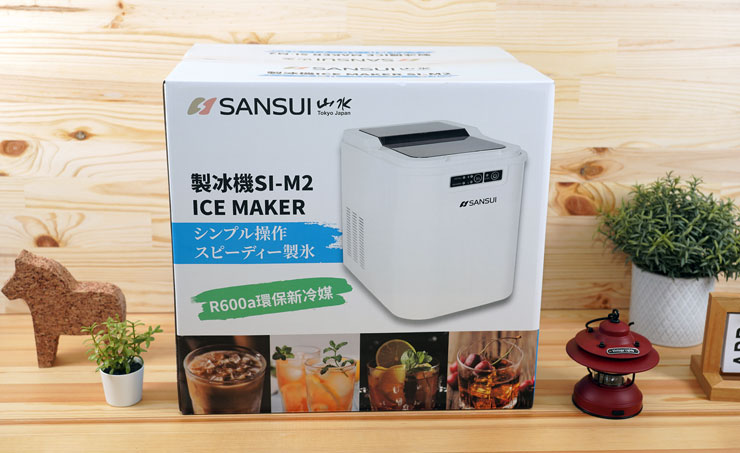 移除外箱，SANSUI 山水小輕巧微電腦全自動製冰機 SI-M2 內部的外盒為精美的彩色印刷，可以看到產品本體與各式冰飲的照片，看了就讓人迫不及待想打開來使用。