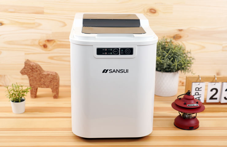 SANSUI 山水小輕巧微電腦全自動製冰機 SI-M2 產品本體為全白色，看起來十分簡約典雅，僅有前面板與頂部的透明窗為黑色搭配。
