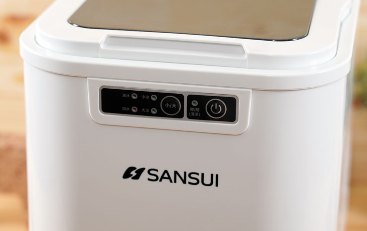 前面板有兩個功能按鈕與五個指示燈號，十分精簡，操作也不複雜。