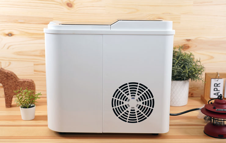 機身右側可以看到一個尺寸不小的散熱風扇出風口，在製冰時這裡會排出熱氣，機器擺設時要注意不要正對人。