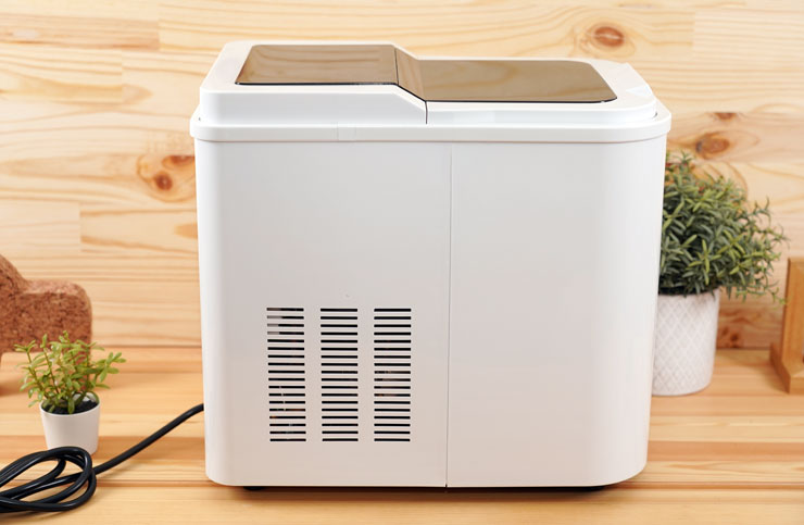 機身左側可以看到散熱入風口。