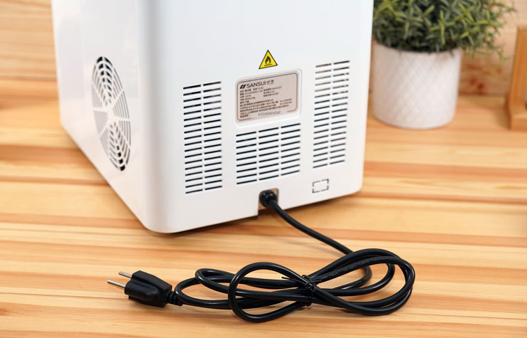 機身後側也有散熱孔，以及與機身一體化的電源線。