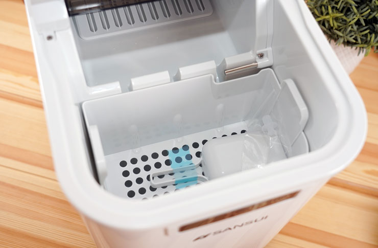 打開機器上蓋，可以看到裡頭的儲冰槽隨附的小冰鏟。