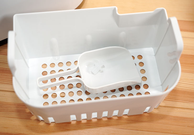 儲冰槽是可以整個拿出來的，另外配件還有額外備用的水槽塞。