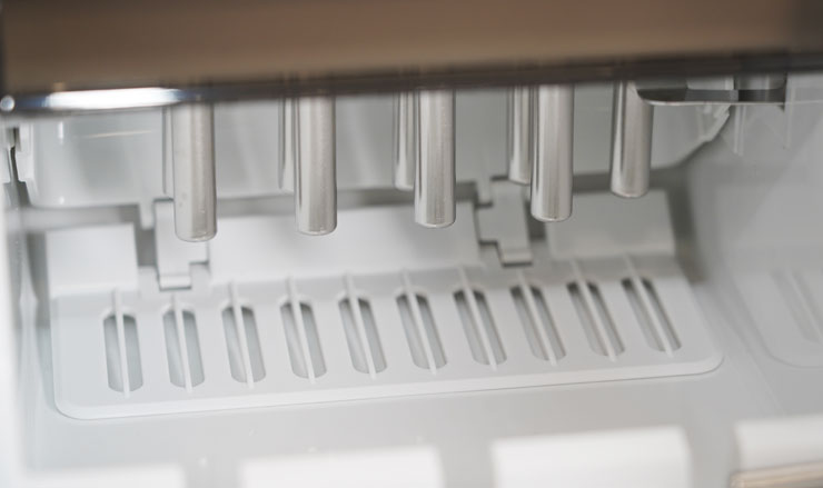 製冰機內部的金屬棒，在製冰時會從水槽抽出水在棒上凝結成冰，下方則有冰鏟在冰塊製作完成後，自動將冰鏟至儲冰槽中。