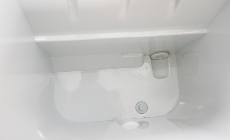 儲冰槽的下方是儲存箱，可將飲用水注入，容量為 2.2 公升。