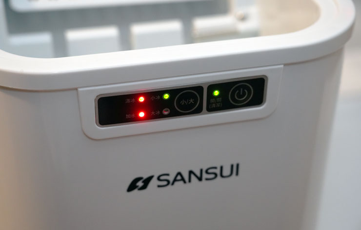 將製冰機連結電源，並長按右邊的電源鍵 5 秒，即可啟動清潔模式，這時左側的滿水 / 滿冰燈號會同時亮起。