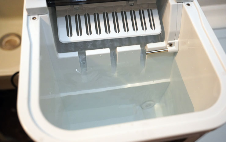 初次使用製冰機時，需要先使用清潔模式來清洗內部的水路，我們可將清水注入至水槽中。