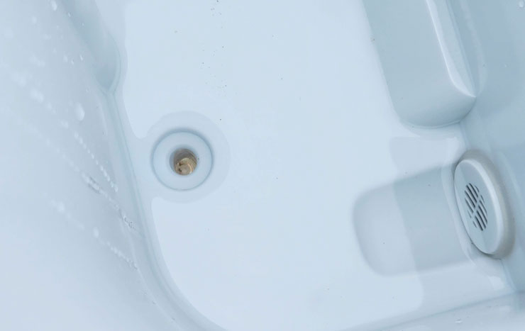 清潔模式會進行五次的清洗，完成後將水槽底部的塞子拔開，即可將清水排出機身。