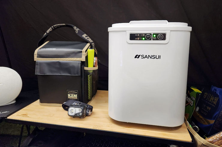 此次阿祥去露營是夜衝，在完成帳篷架設與桌椅安置後，就將 SANSUI 山水小輕巧微電腦全自動製冰機 SI-M2 連上電源，讓它開始製冰，第二天就能享受滿滿冰塊啦！