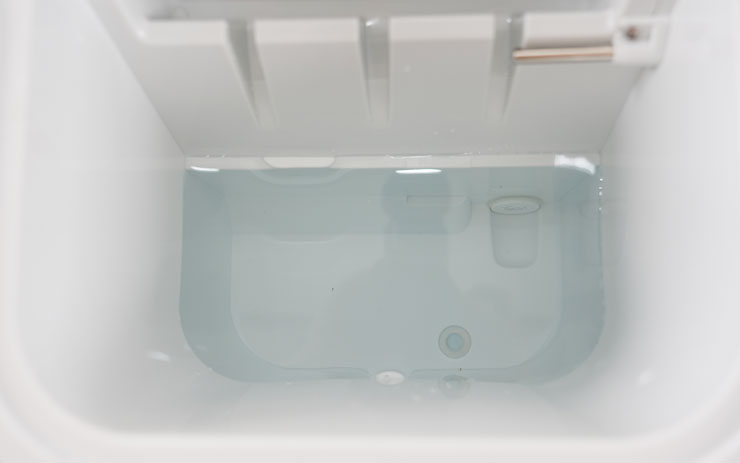 製冰前別忘了注入清水至內部的刻度，剛好就是儲冰槽的底部，若水加太多會漫過儲冰槽。