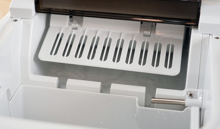 製冰時偷偷把上蓋打開，可以發現到自動冰鏟會升起蓋住內側的金屬棒，水也會注入到上層這裡。