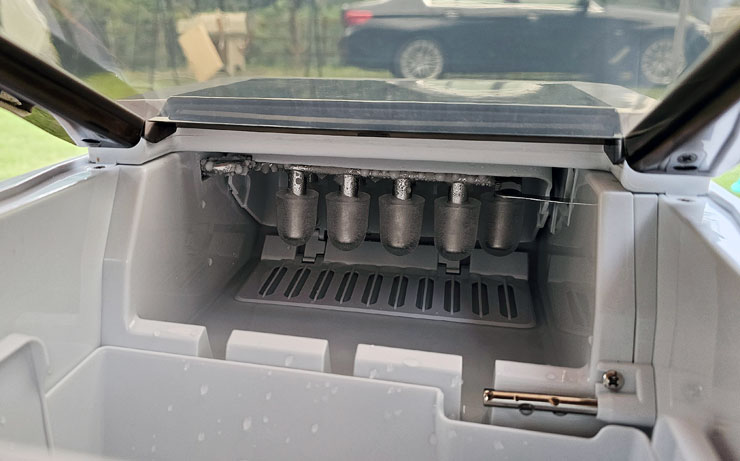 待製冰完成，自動冰鏟會降下，露出裡面的金屬棒，可以看到上面已經有成型的子彈冰塊囉！