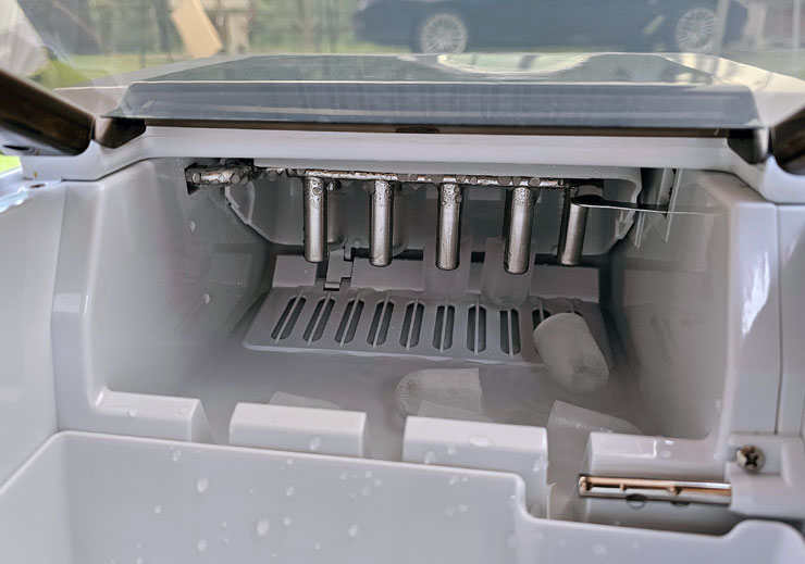 冰塊掉落時會有聲音，一聽就知道「冰塊來啦」！