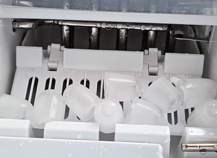 這時自動冰鏟會啟動將冰移至儲冰槽。