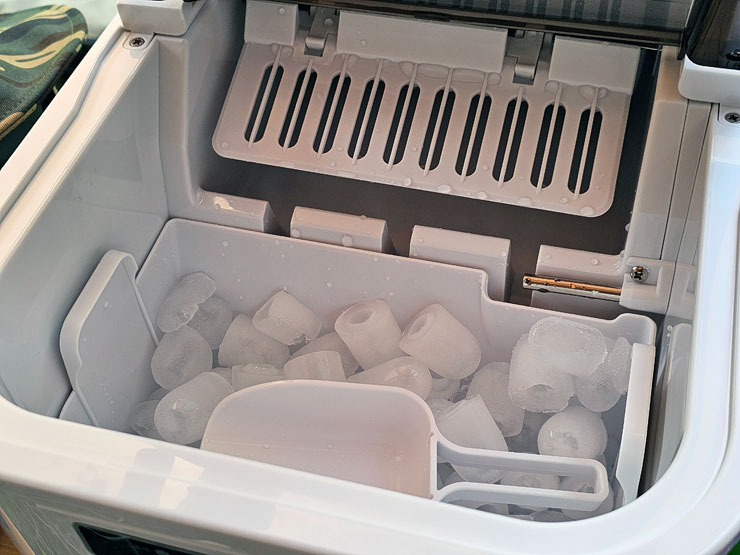 儲冰槽中的冰塊可以用小鏟子取用，超方便的！