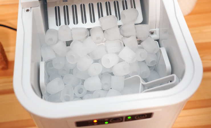 若是冰塊滿出來超過儲冰槽，機器上的「滿冰」燈號也會亮起，這時製冰也會暫停，不用擔心冰塊會「爆滿」。