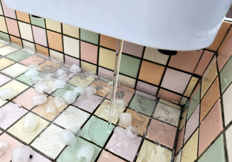 露營結束後，透過機身底部的出水口也能快速排出剩餘的水，不用再苦惱怎麼費力把水倒出來了！