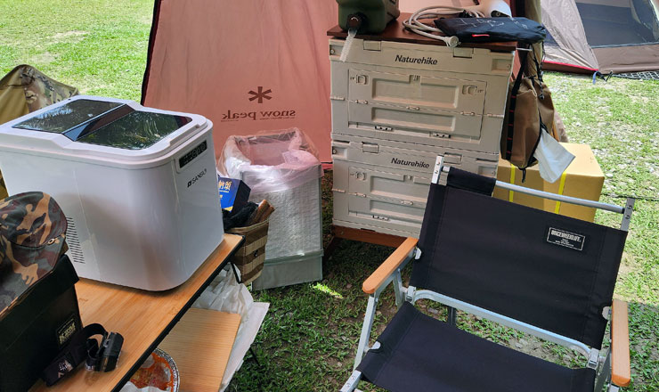 體積小巧的 SANSUI 山水小輕巧微電腦全自動製冰機 SI-M2 不佔空間，可以輕鬆攜帶到露營地，也能方便置放在各個不同尺寸的露營桌。