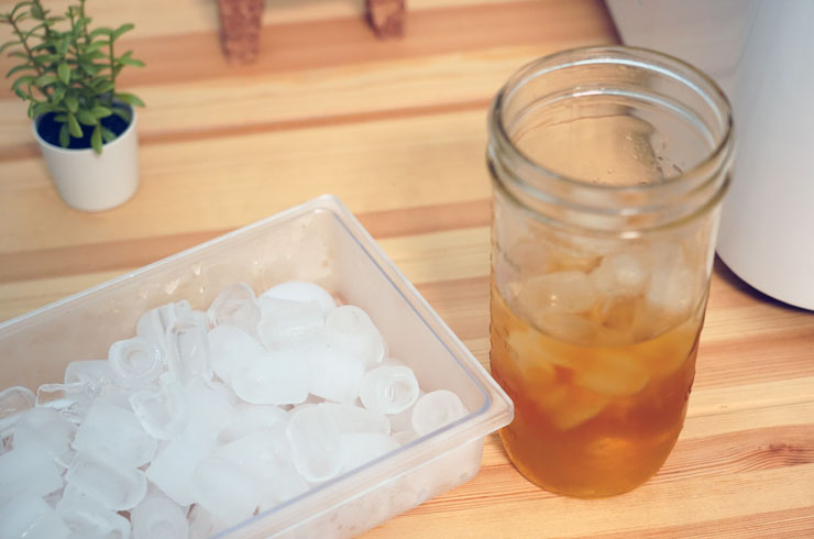 SANSUI 山水小輕巧微電腦全自動製冰機 SI-M2 實現你「冰塊自由」的生活，除了方便攜帶到露營地使用，在家中也能高效率製冰，夏天也能輕鬆享受清涼時光。