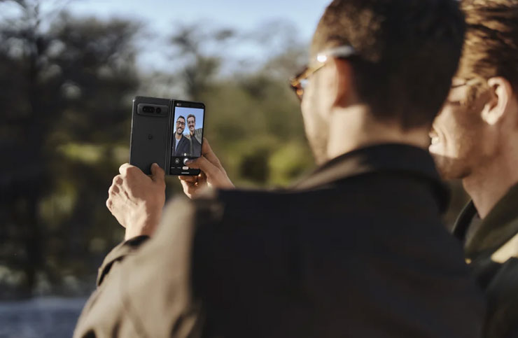 Pixel Fold 可以透過外螢幕預覽使用主鏡頭自拍