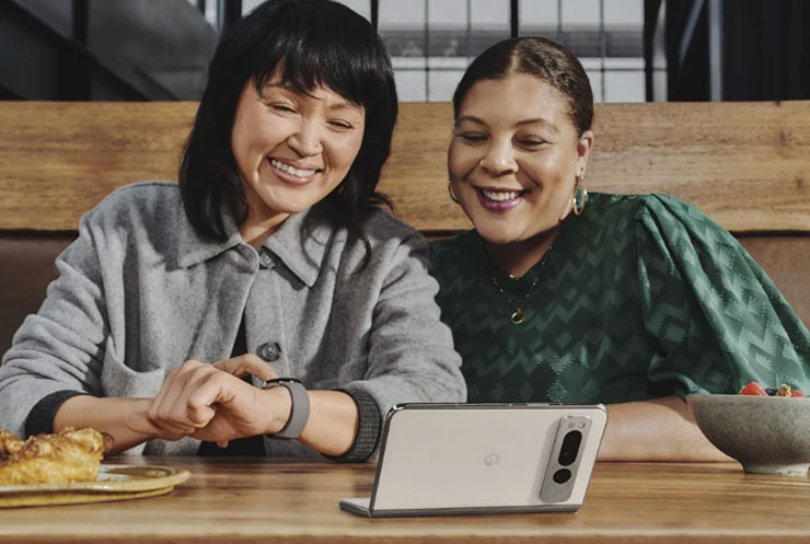 Pixel Fold 的桌面模式也能成為自拍時的腳架