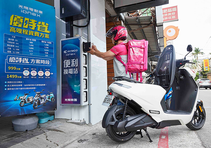 KYMCO專為高哩程使用者量身打造『優時省』資費方案，跑更遠、省更多、電更滿。再搭配全新推出的訂閱制方案，絕對滿足外送夥伴的不同需求！
