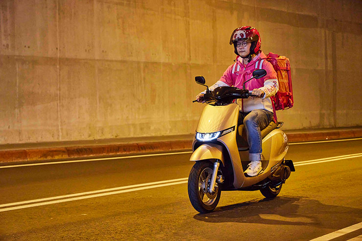 Ionex 光陽電動車體貼外送夥伴整日在外奔波，特別提出最低70元的超值月租方案及92折購車優惠專案，讓騎士們大幅減少初始的購車成本