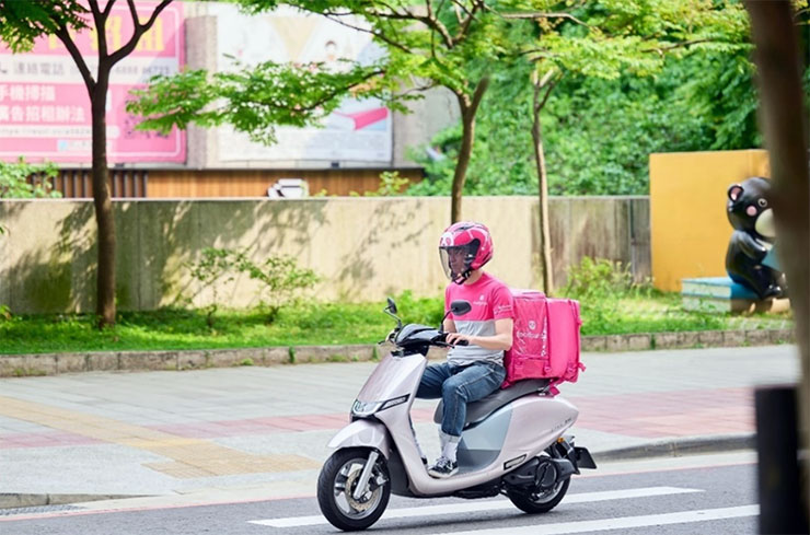 Ionex 光陽電動車首創電動機車訂閱方案，提供foodpanda外送夥伴永續的騎乘工具，加速推動綠運輸轉型