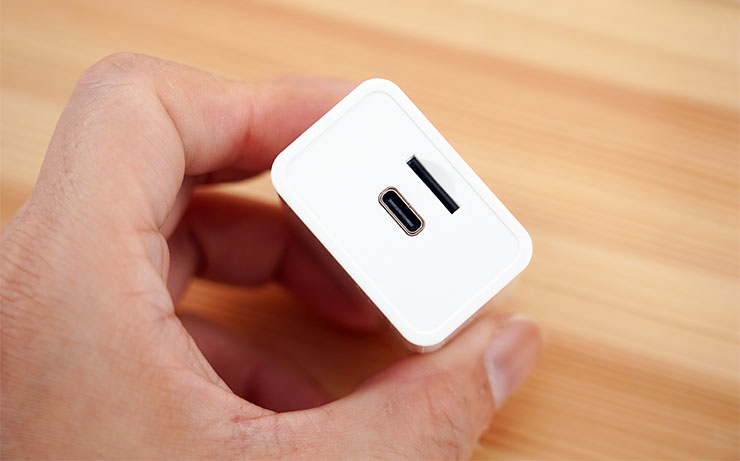 此次阿祥開箱的是 USB-C 版本的 iPower Pro 備份快充頭，可看到充電頭頂部有一個 USB-C 埠與 microSD 記憶卡槽。